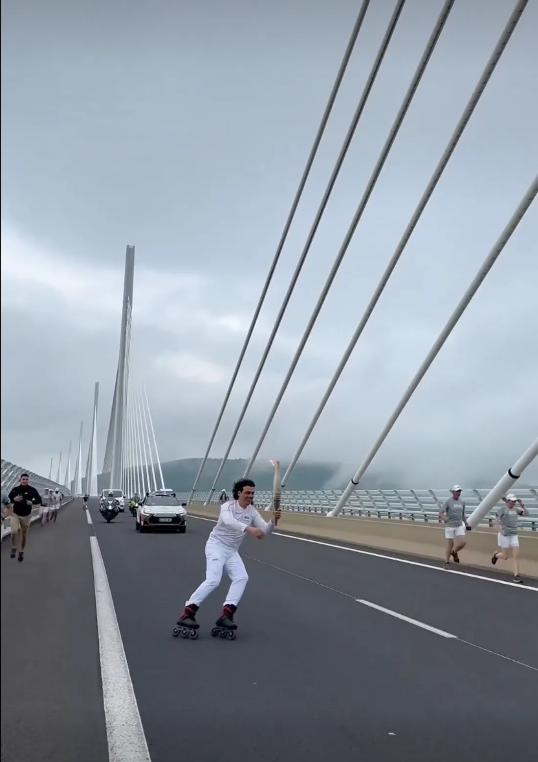 La flamme à 8h passait sur le viaduc. 