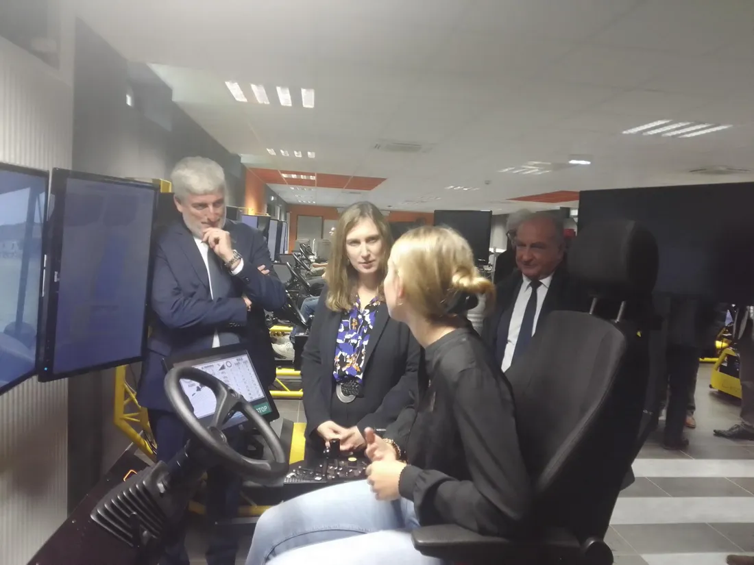 Carole Grandjean a visité la salle des simulateurs et s’est entretenue avec des élèves.