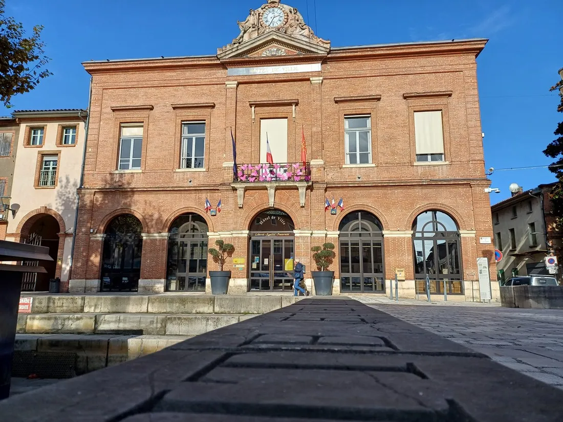 L'Hôtel de ville de Castelsarrasin.