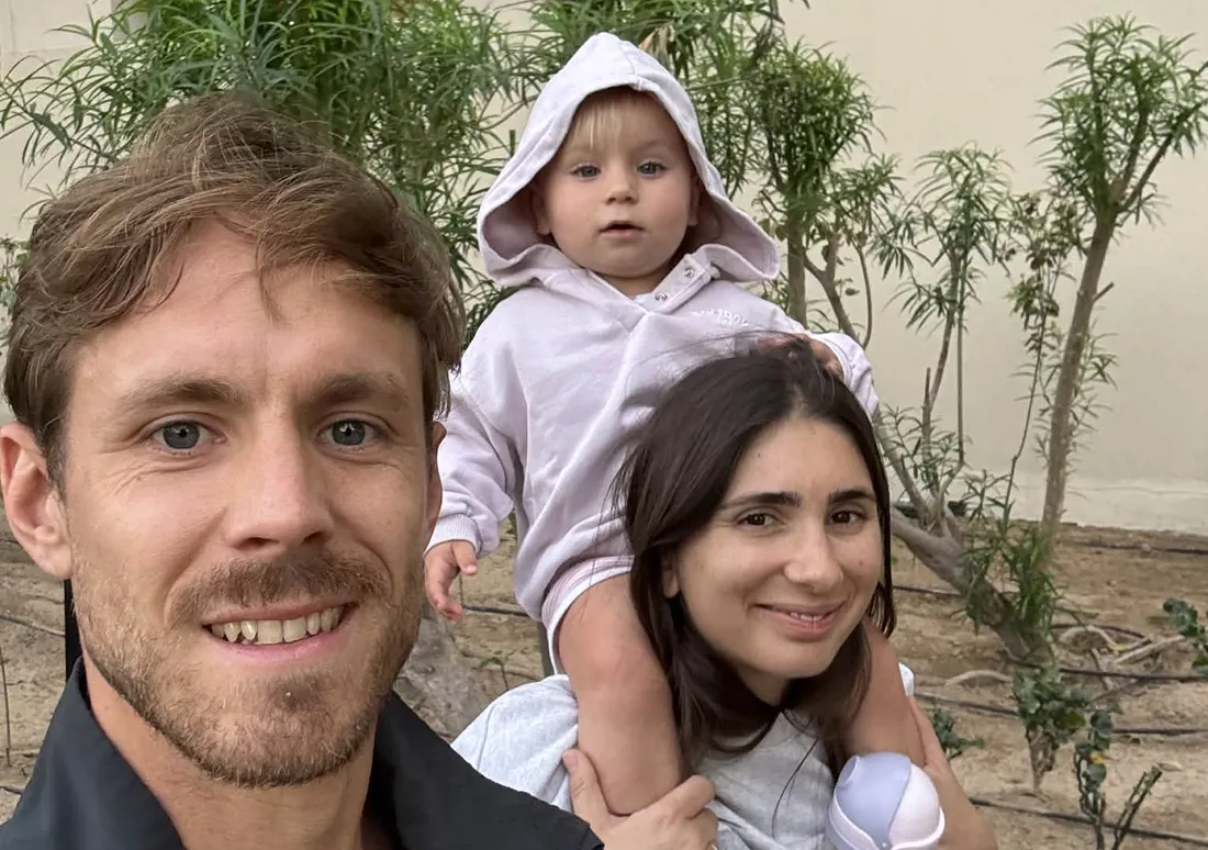 Clément Levasseur, sa compagne Alexia et leur fille Nina à Dubaï.