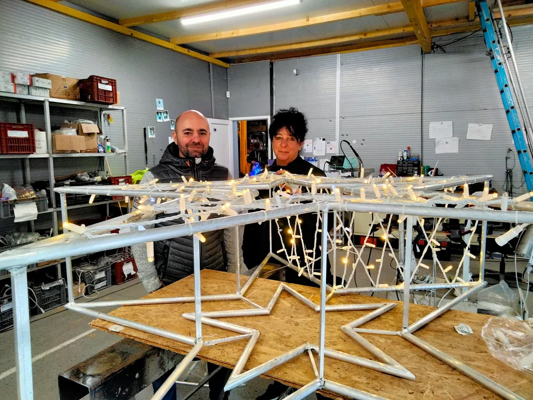 Benoît Coffignal et Cathia cheffe d'atelier devant une des illuminations de noël