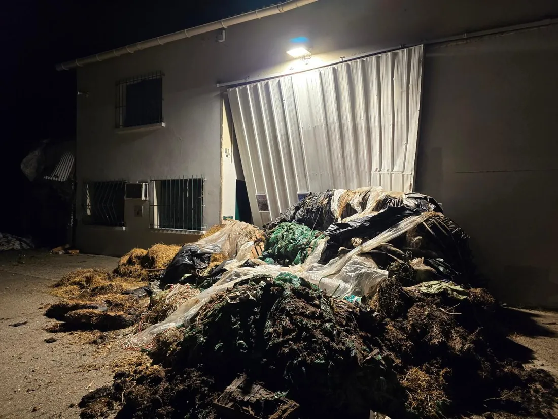 La porte du local de FNE 82 endommagée après un déversement des déchets agricoles.