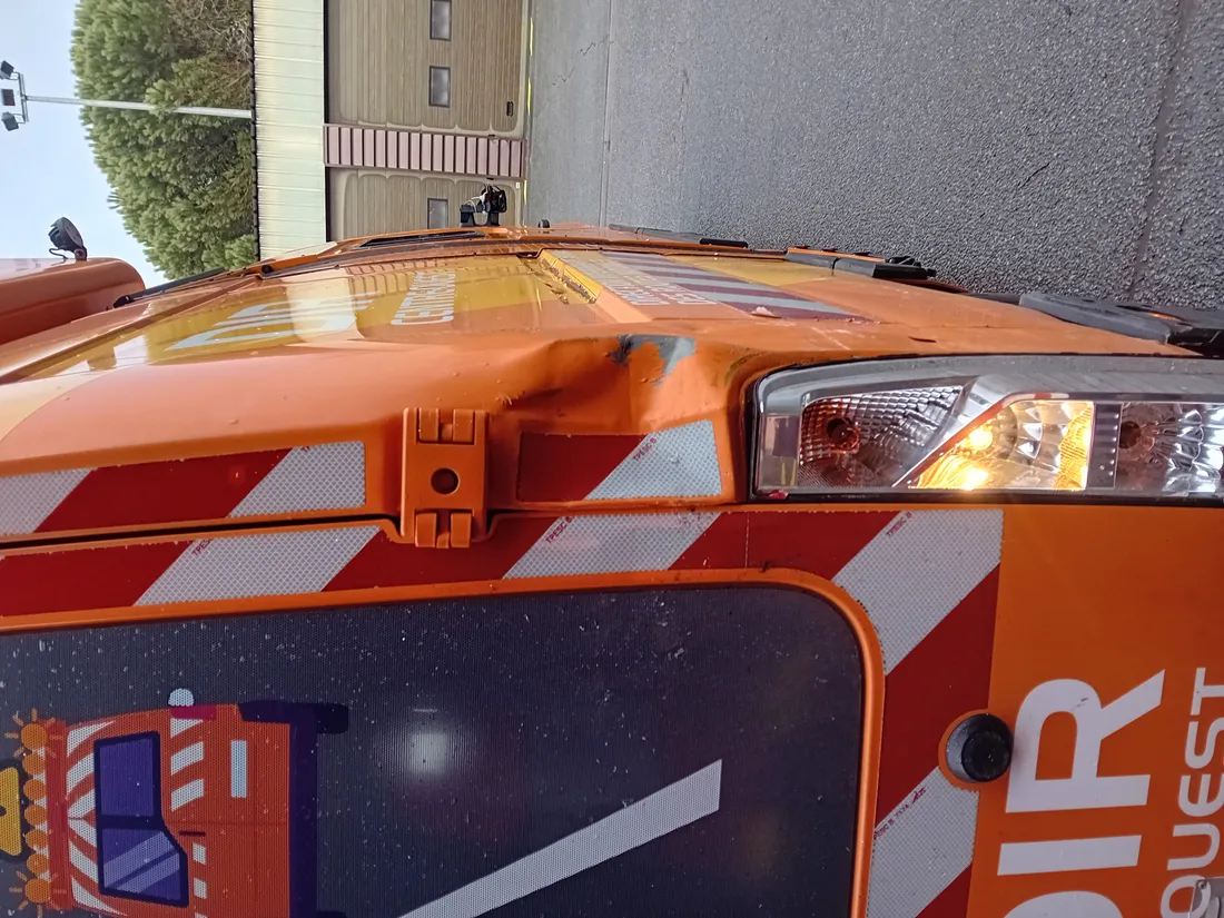 Un véhicule de patrouille heurté sur l'autouroute en janvier 2026.