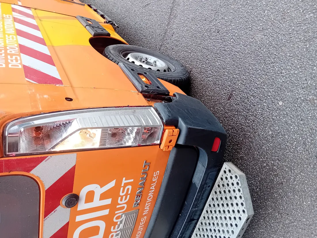 Un véhicule de patrouille après avoir été heurté sur l'autoroute.