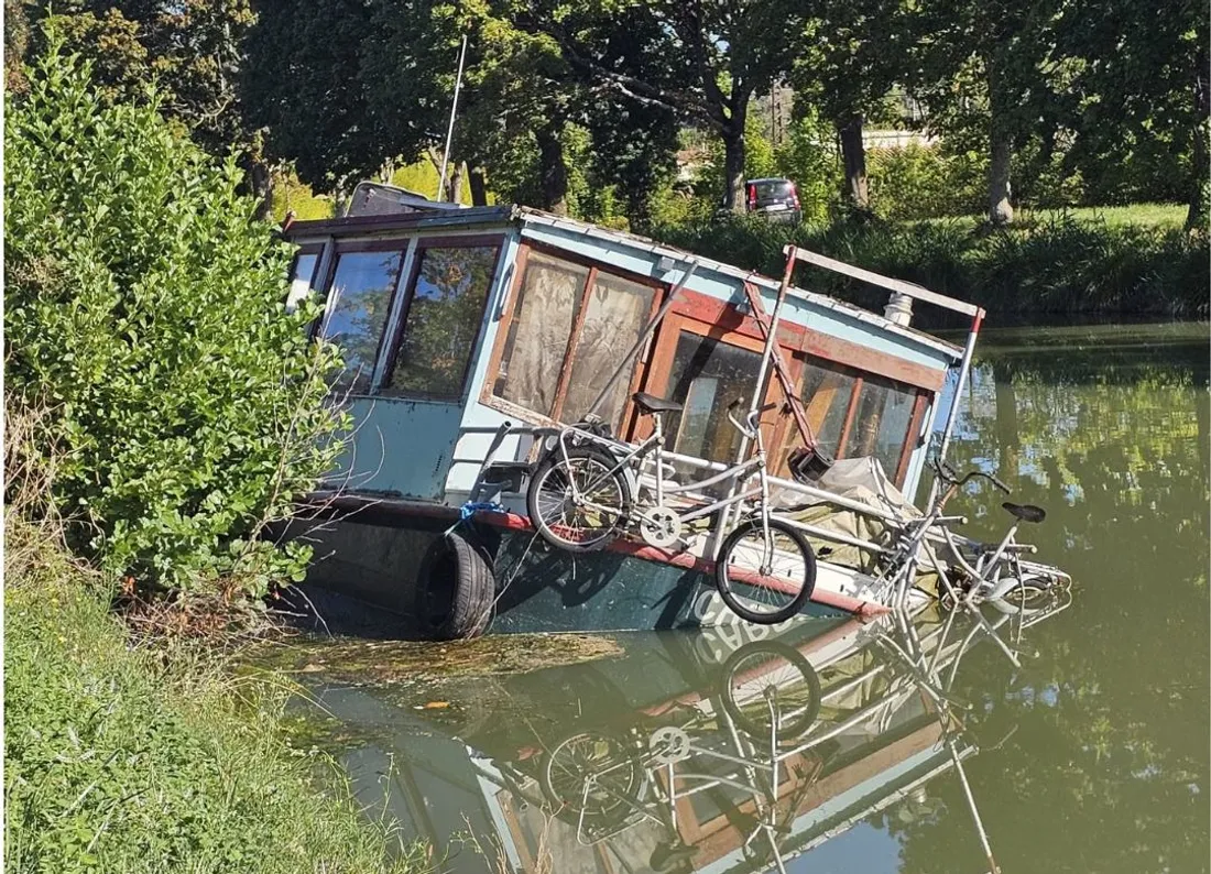 La péniche en passe de couler à Grisolles