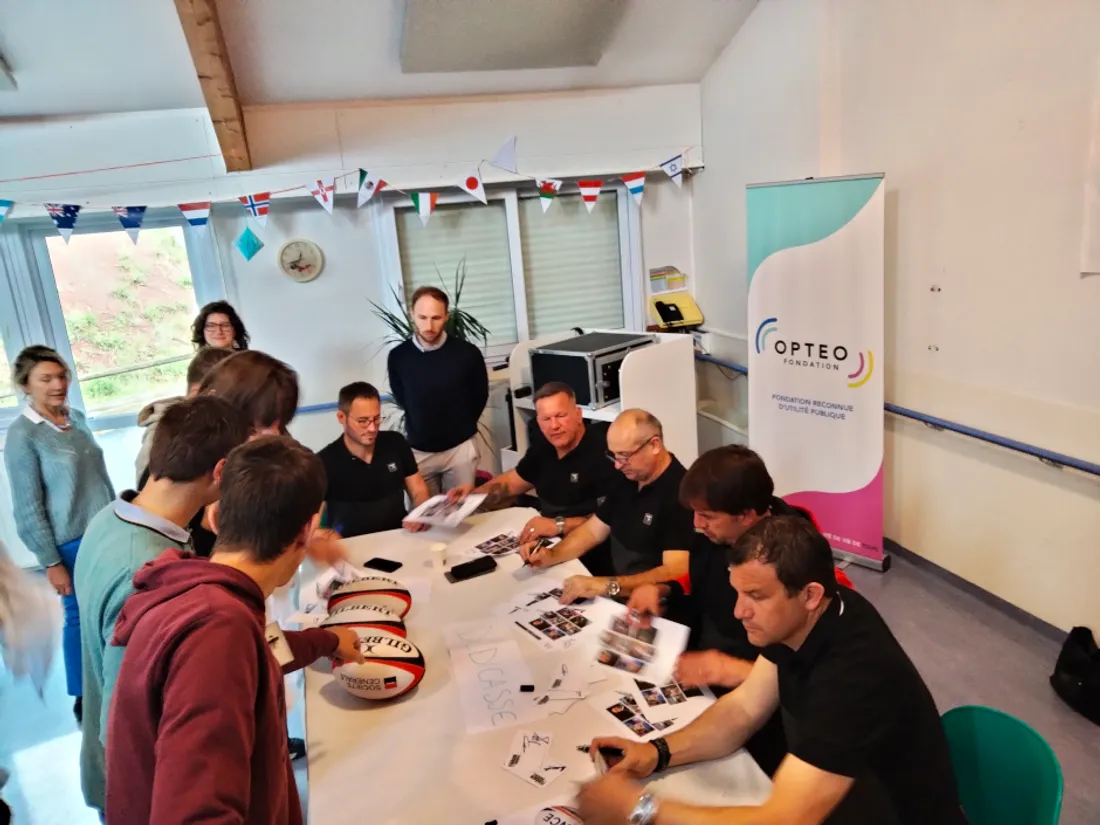 Séance dédicaces et rencontre entre les joueurs et les enfants