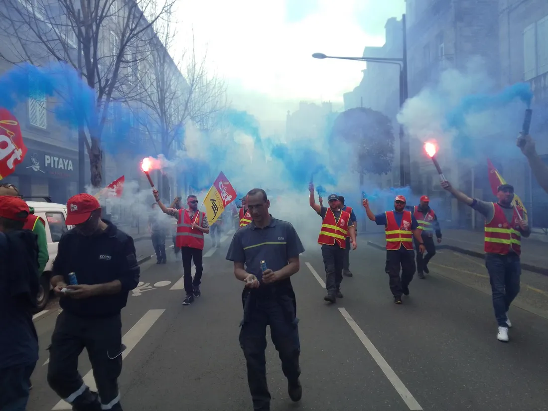 Des militants CGT à leur arrivée dans le cortège briviste de ce 6 avril