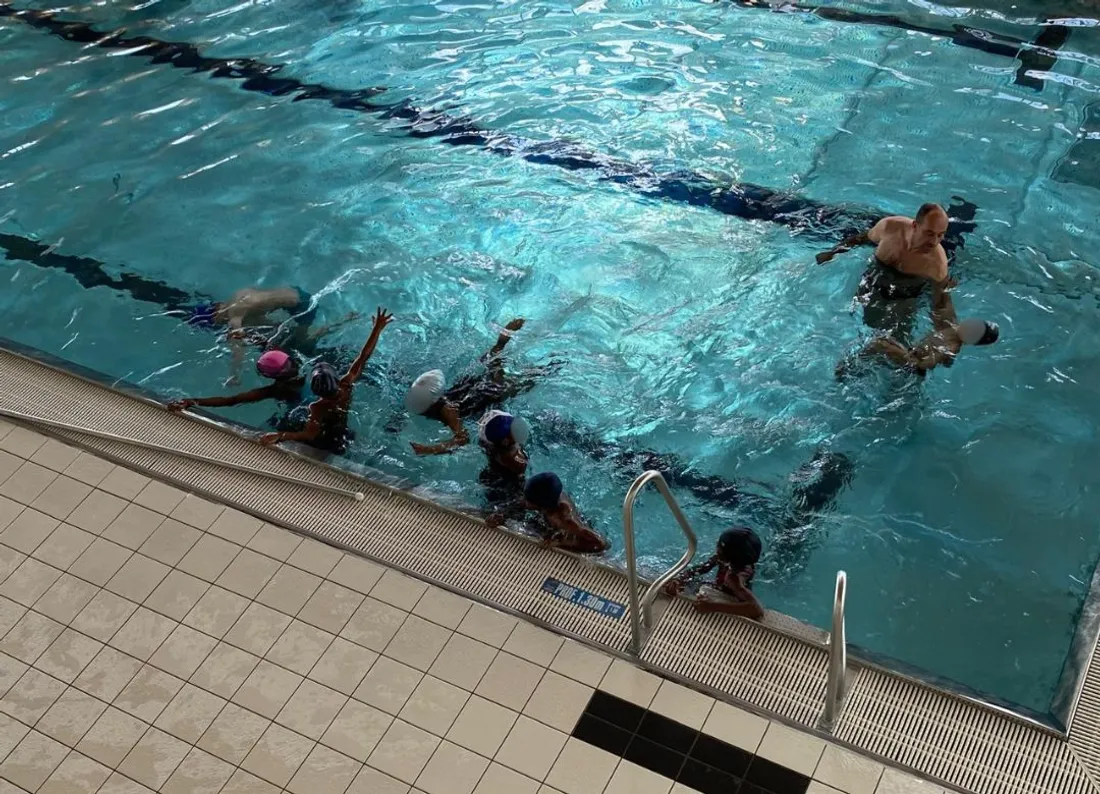 Les enfants lors de leur premier jour du stage "j'apprends à nager"