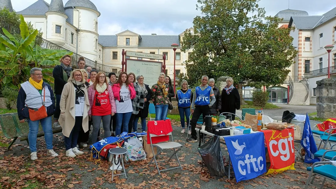 Le pied de grève des salariés devant l'EHPAD Charles Gobert de Mansac