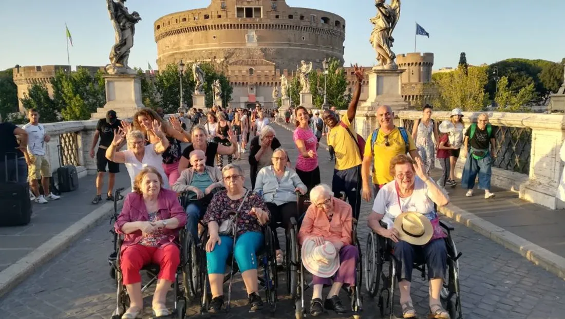 Les résidents de l'EHPAD Saint-Anne devant le Castel Sant'Angelo à Rome