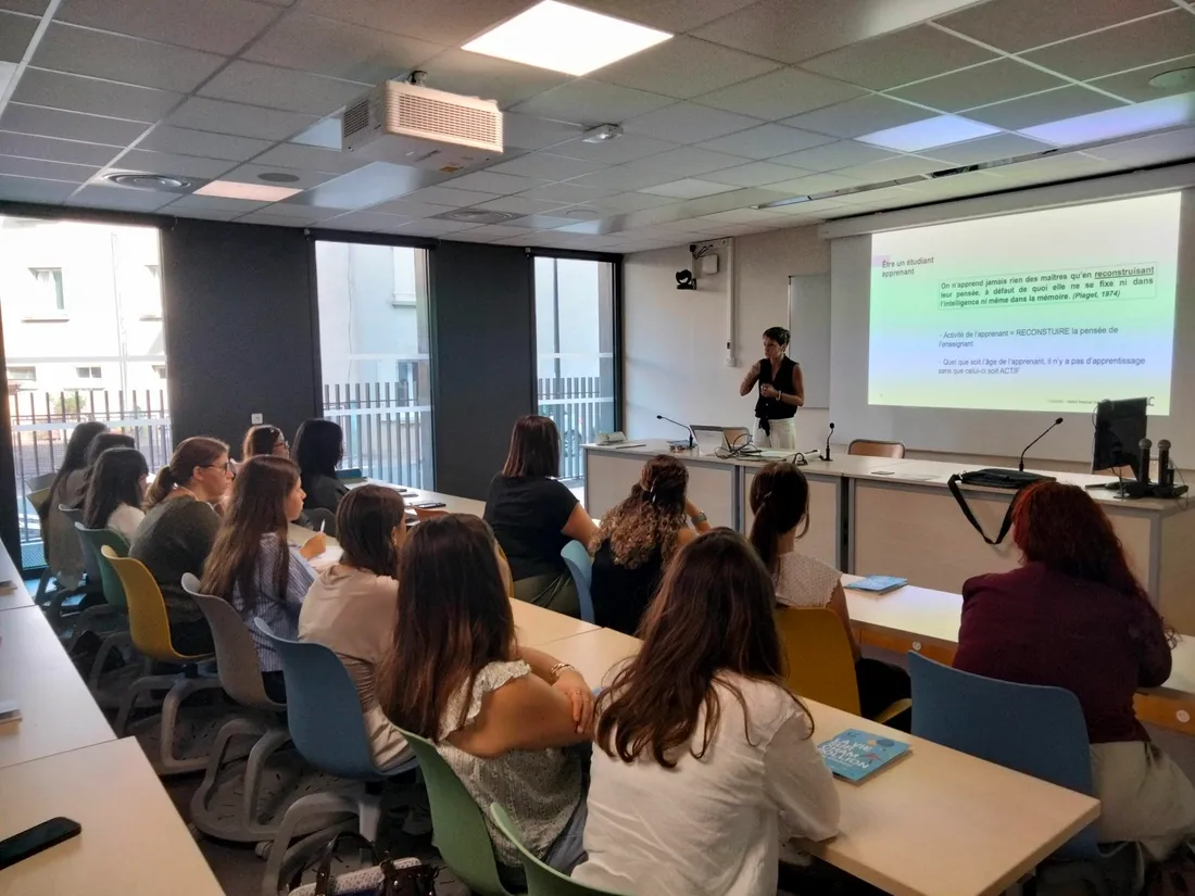 Les étudiantes futures professeurs des écoles, attentives dès leur premier cours