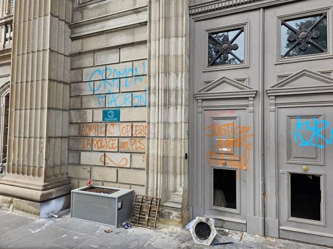 L'entrée et l'intérieur du Palais de Justice ont été dégradés