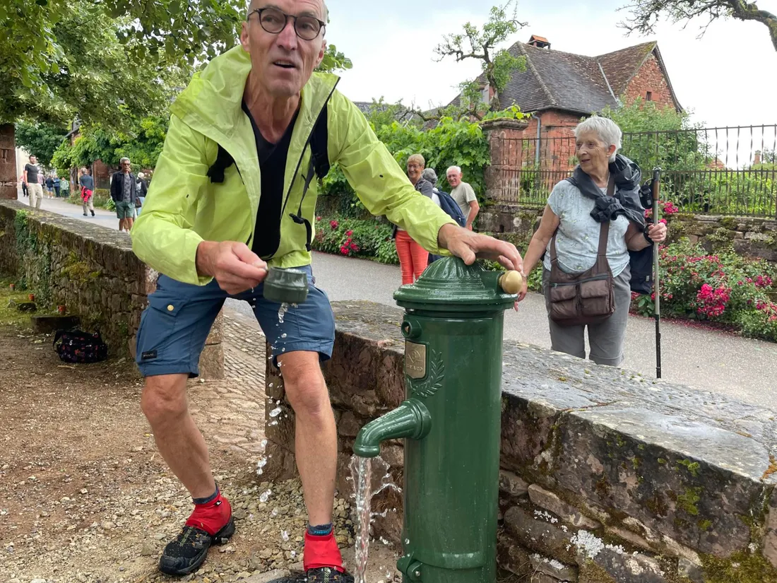 Collonges la rouge : Borne Fontaine