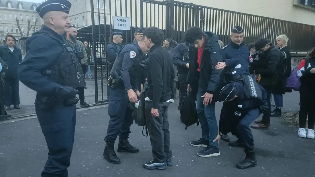Opération de fouilles des élèves à l'entrée du lycée d'Arsonval, à Brive