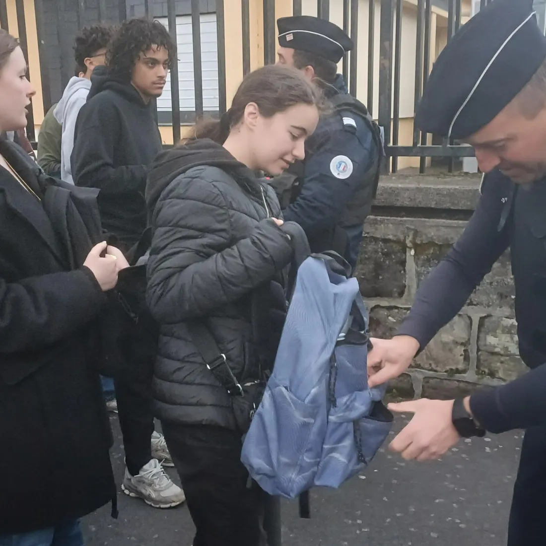 Opération de fouilles des élèves à l'entrée du lycée d'Arsonval.