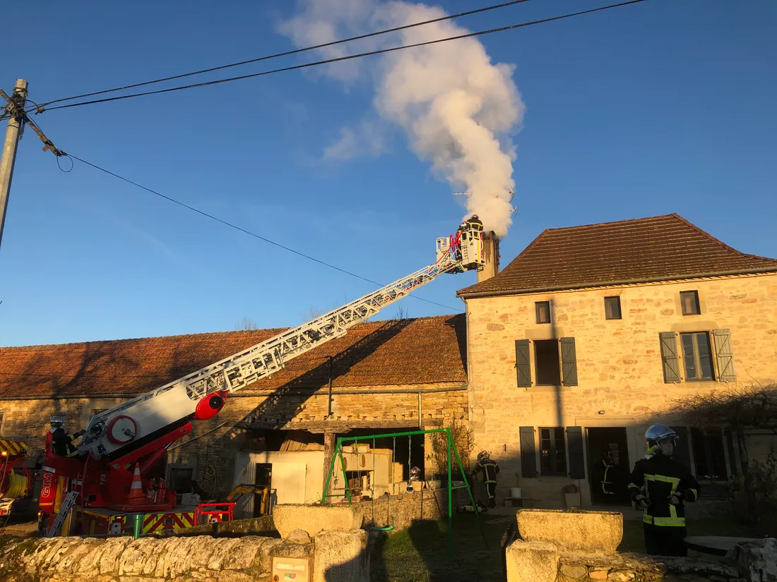 Un feu de cheminée.