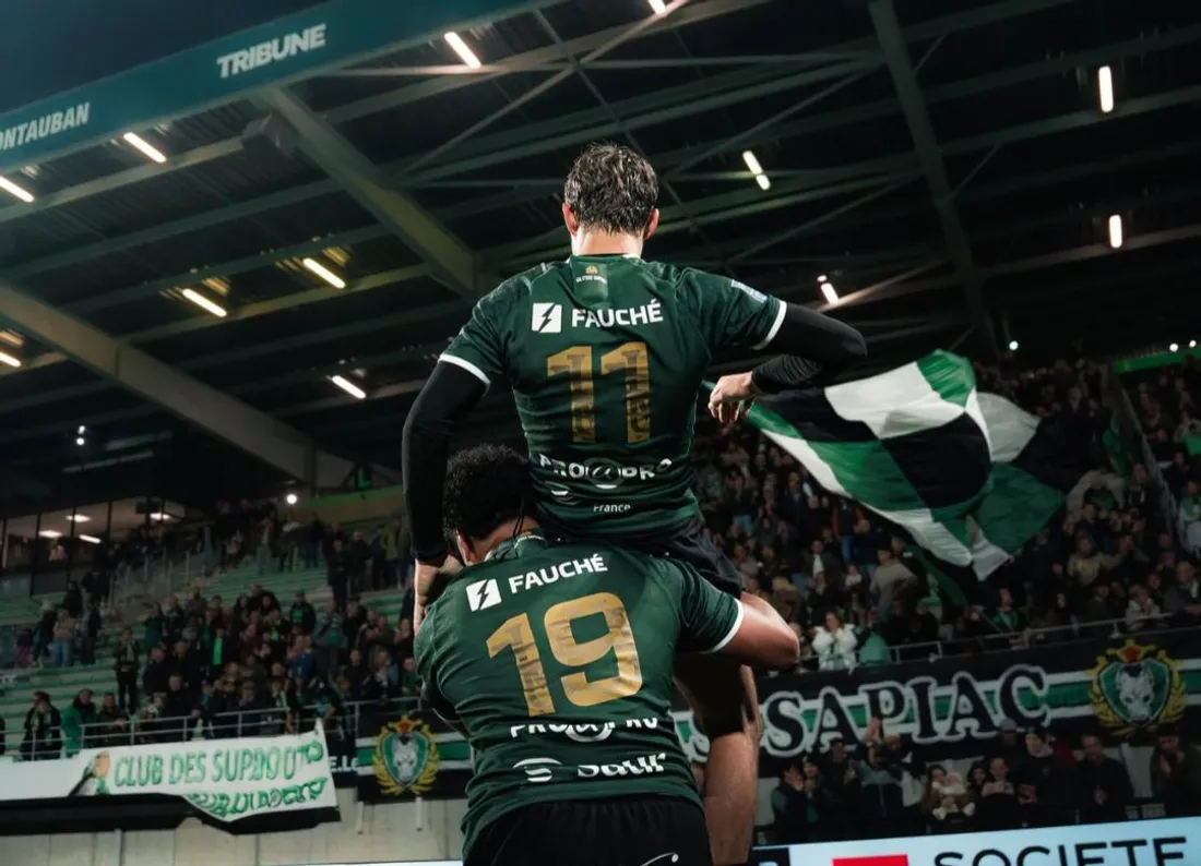 Paul Vallée porté par Ma'Afu après son triplé contre Narbonne