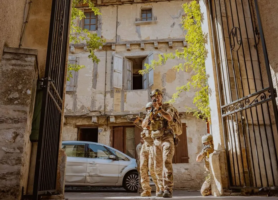 Photo illustration des soldats du 17e lors d'un exercice en milieu urbain
