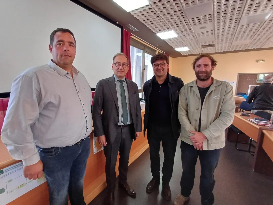 Le président Alain Iches et le préfet Vincent Roberti soutiennent les deux jeunes agriculteurs.