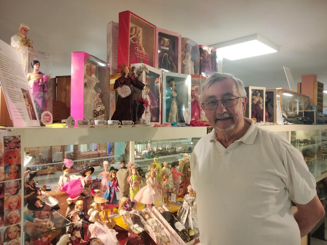 Gérard Mizraï, créateur du musée du jouet, devant la collection de Barbie
