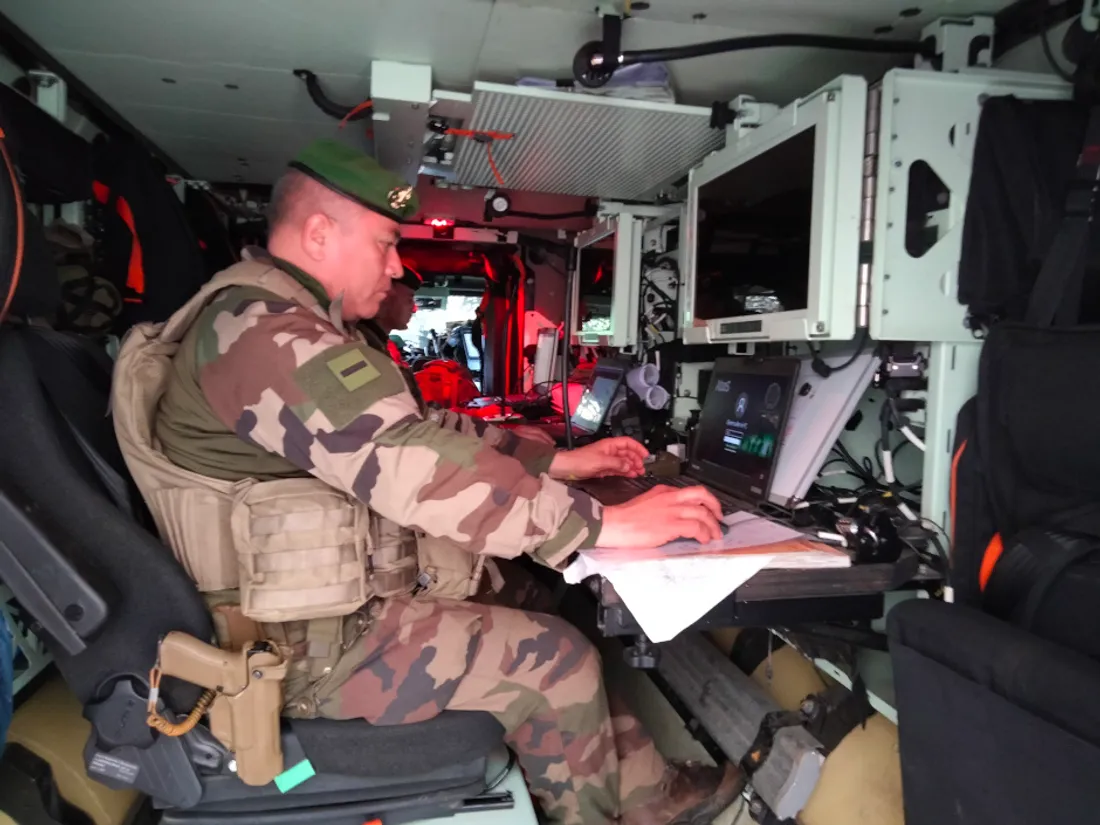 Depuis le véhicule blindé Griffon, les militaires dirigent les opérations