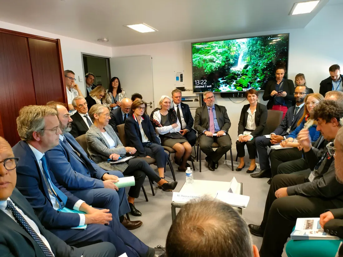 Elisabeth Borne en visite à l'hôpital de Rodez (Aveyron) le 7 avril 2023.