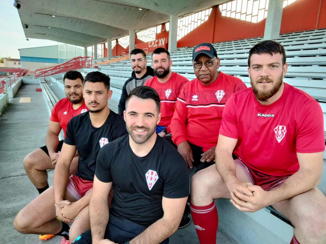 Plusieurs joueurs du C.A.C. entourent leur manager Mouss Garioub. 