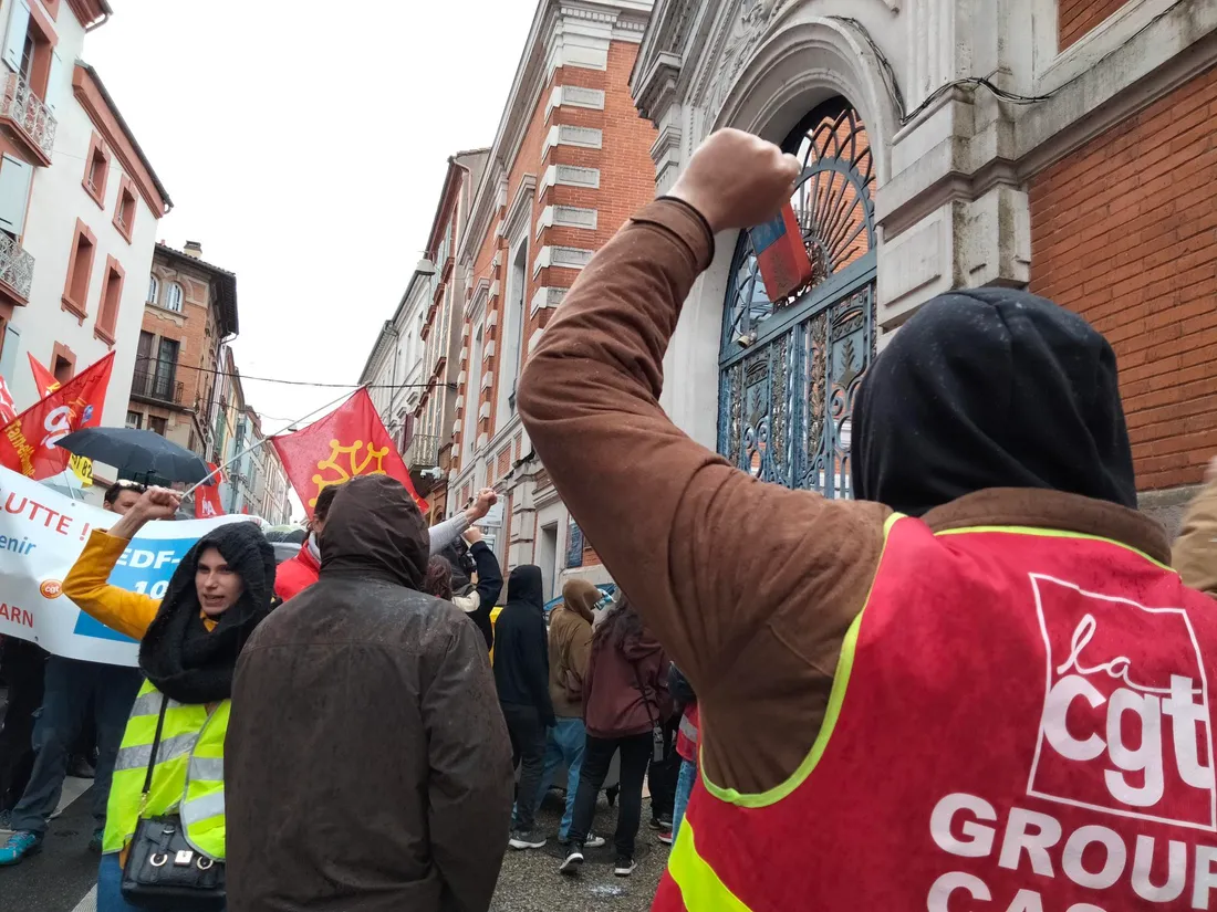 Manifestation devant la mairie de Montauban lors de l'Acte 12