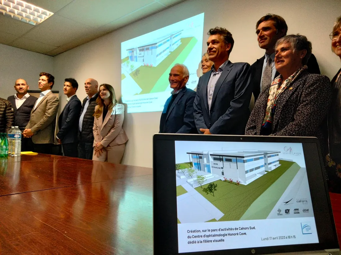 Les ophtalmologistes et les élus du Lot lors de la présentation du projet lundi soir.