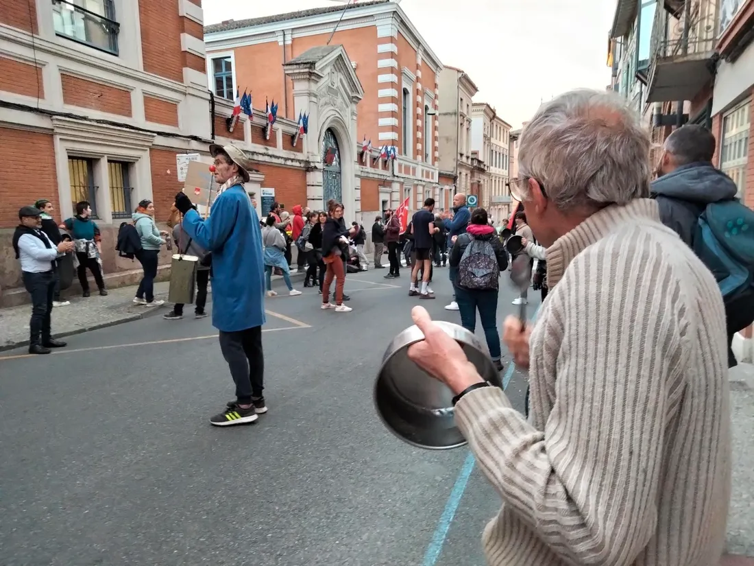 Concert de casseroles devant la mairie de Montauban 