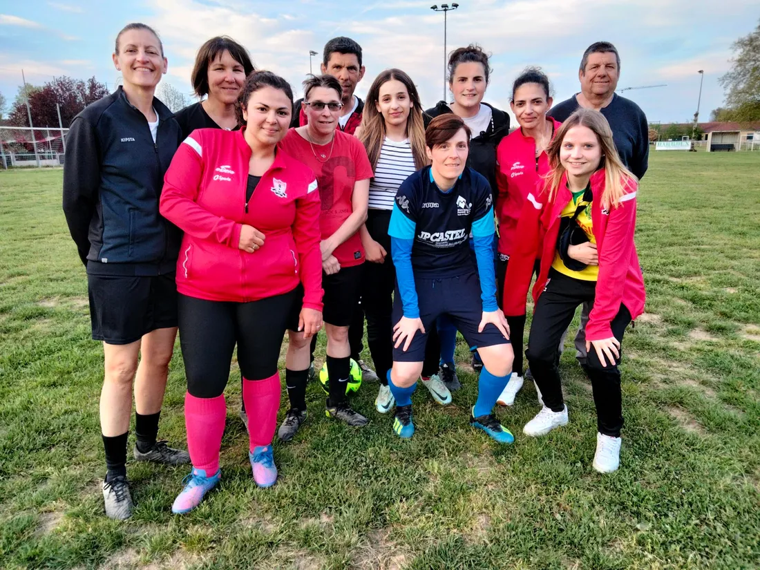 L'équipe des footballeuses d'Albias entourées de leur coach et de leur président.