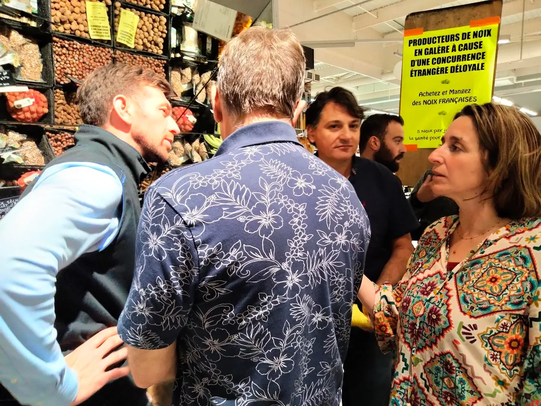 Le propriétaire de Leclerc Cahors Antoine Marty échange avec Lydie Leymarie de la FDSEA.