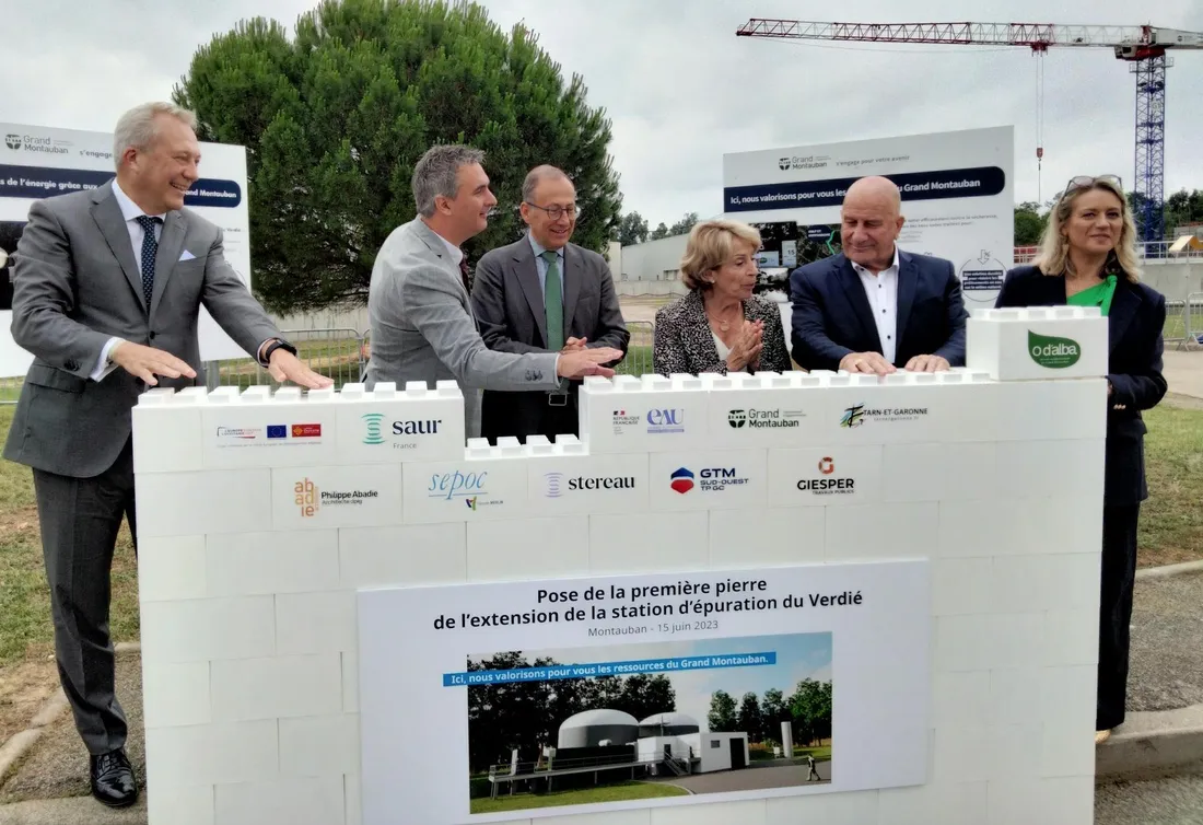 Patrick Blehon, président de la Saur, avec le maire Brigitte Barèges et le préfet Vincent Roberti
