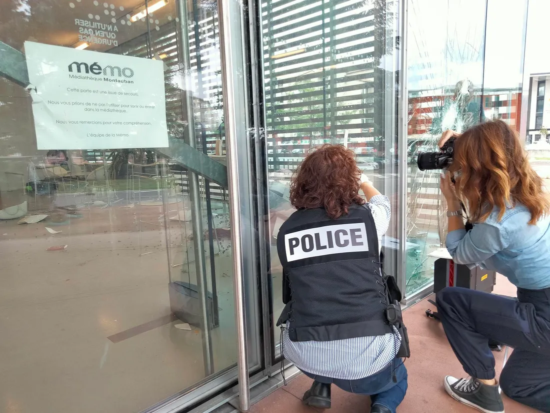 La police scientifique effectue des relevés d'empreintes sur la Médiathèque de Montauban