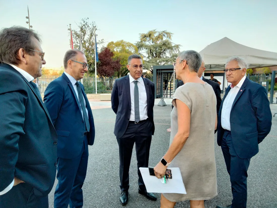 Le préfet Vincent Roberti entouré d'élus et du Dasen ont assisté à la rentrée au lycée Bourdelle.