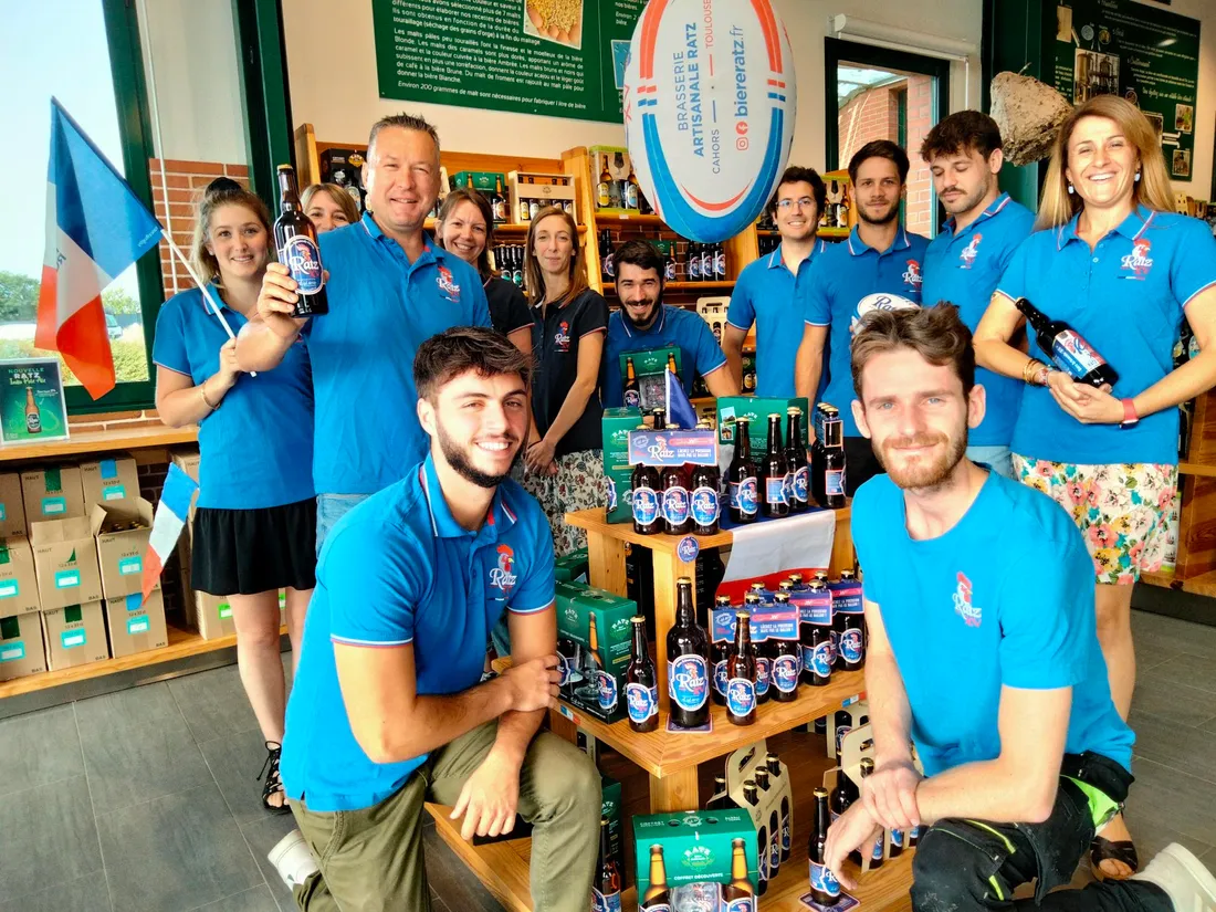 Christophe Ratz entouré de son équipe et de la bière "Ratz XV" créée pour l'occasion