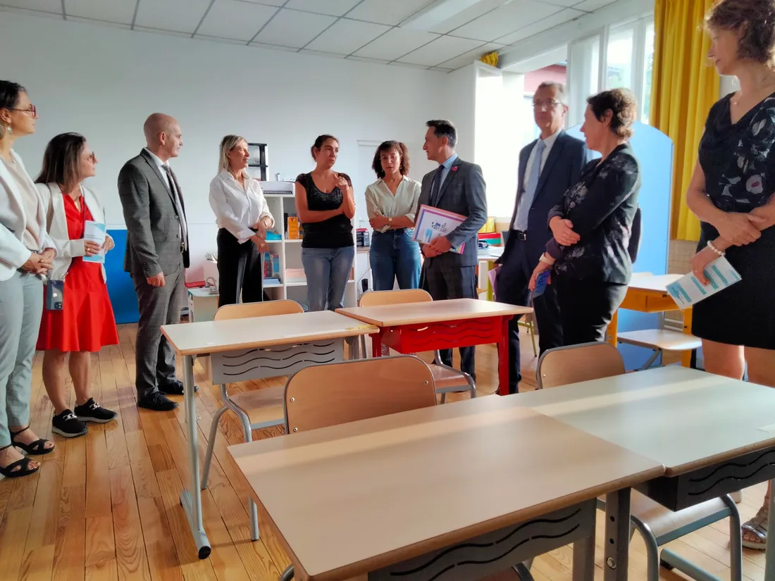 Le directeur de l'ARS Occitanie Didier Jaffre se fait expliquer le dispositif DAR.