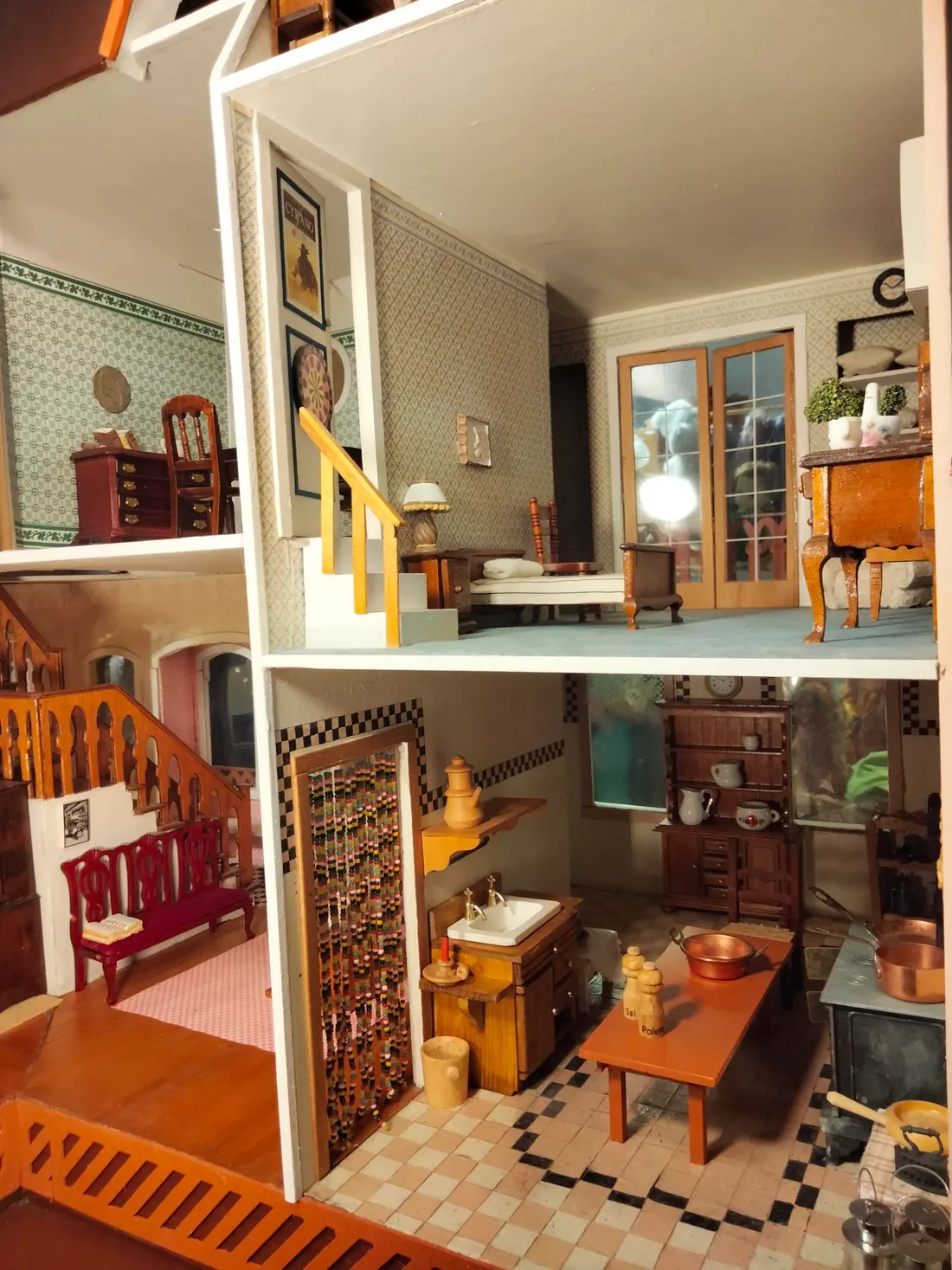 Intérieur de la maison de poupée, restaurée, décorée et aménagée