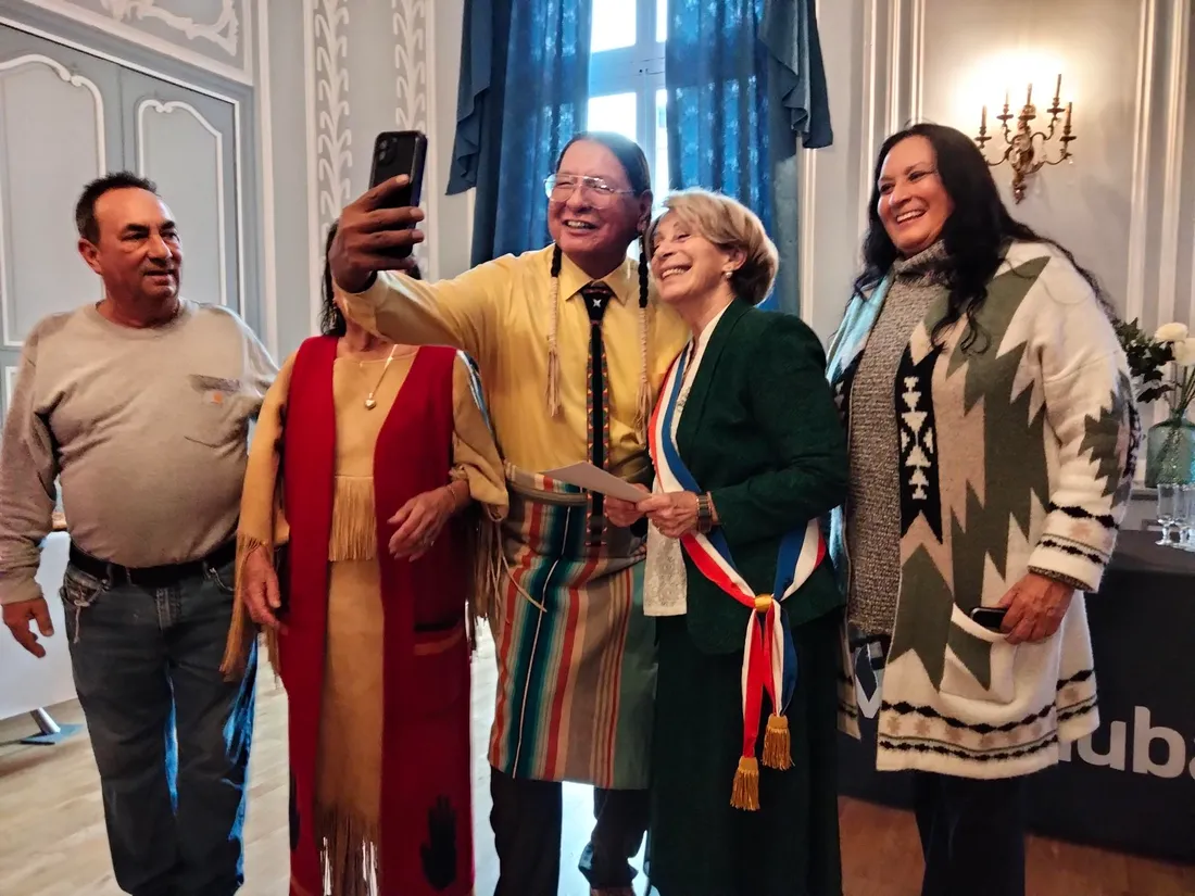 Ricky « Lookhout Ruling His Sun » prend un selfie avec le maire de Montauban Brigitte Barèges.