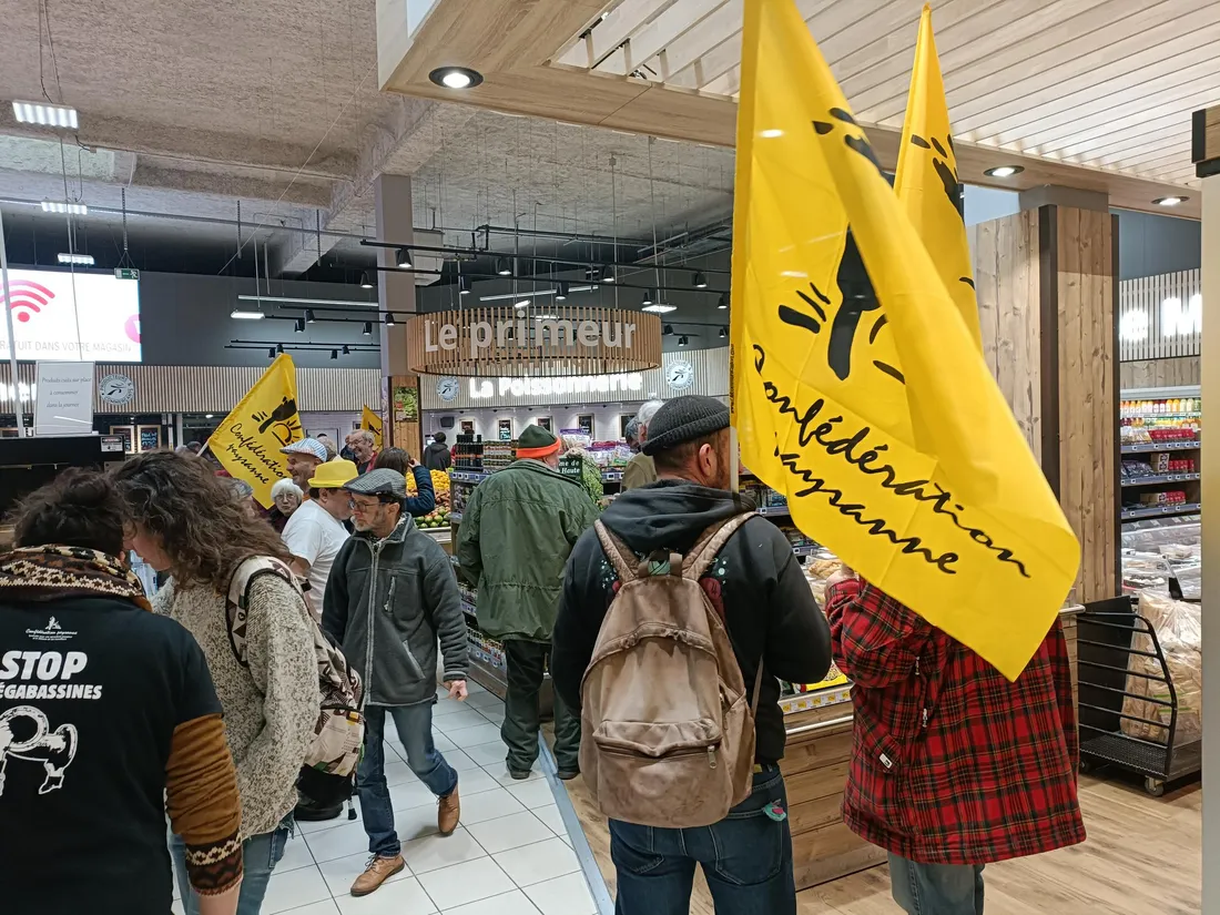 La confédération Paysanne investit Intermarché à Tulle