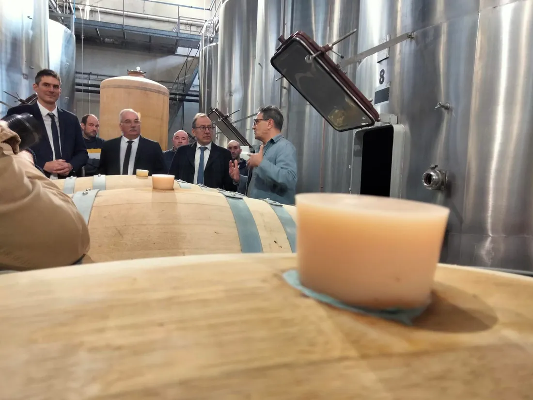 Le préfet Vincent Roberti à l'écoute des viticulteurs de la cave de Montpezat-de-Quercy.
