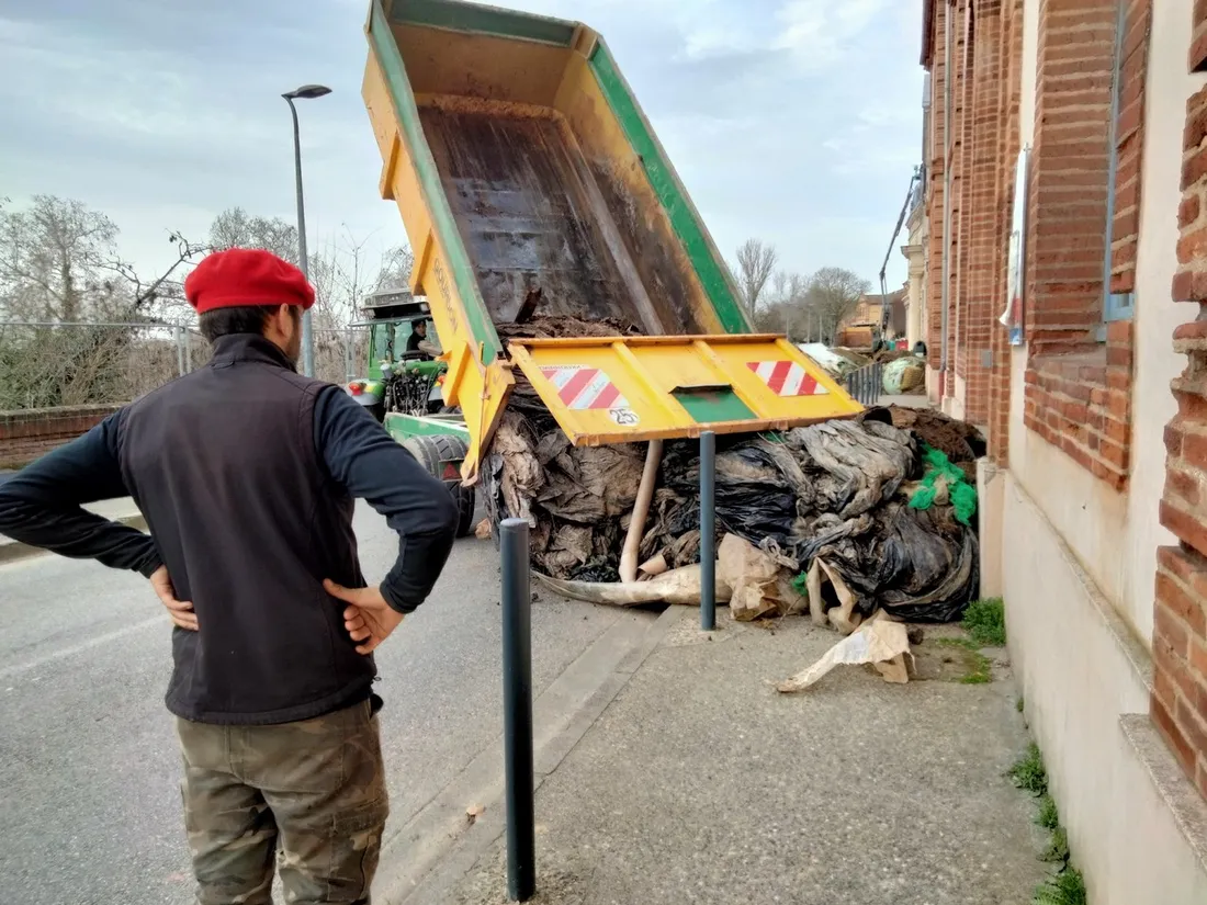 Des déversements ont eu lieu devant la Direction Départementale des Territoires à Montauban.