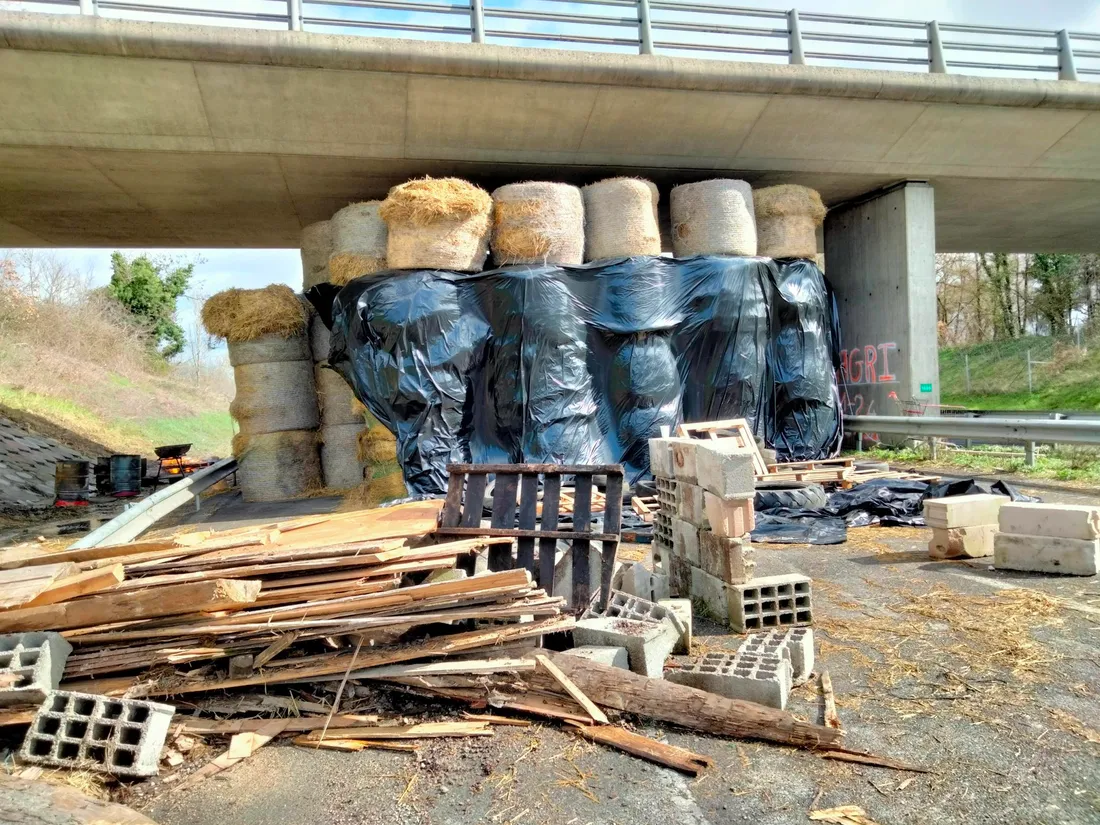 Des murs de pailles et des bâches sous le tablier d'accès à l'A62.