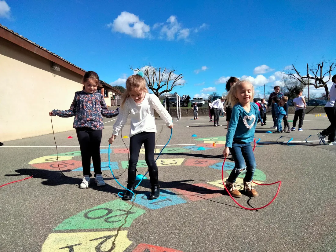 Ce lundi 18 mars les activités avaient lieu dans la cour d'école de Montricoux.