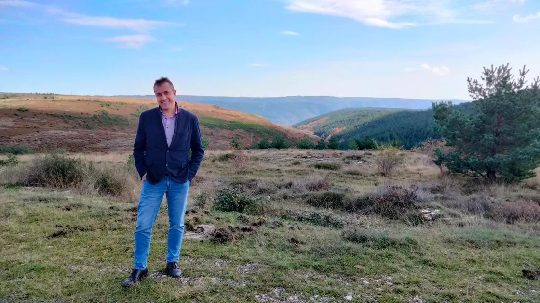Sur le plateau du Roujanel, Olivier Maurin le maire de Prévenchères explique le projet