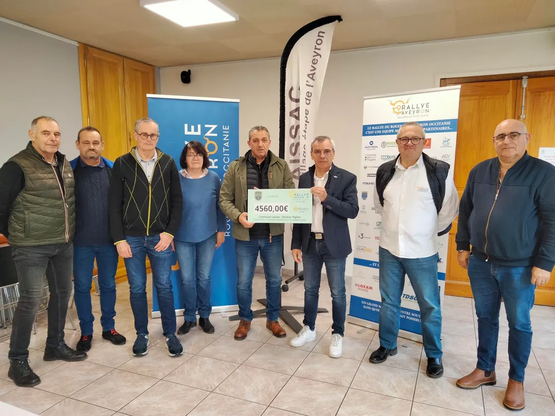 Les organisateurs du Rallye du Rouergue ont remis un chèque au maire de Laissac.