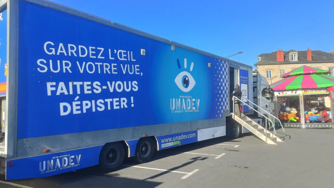 Le bus de l’Union Nationale des Aveugles et Déficients Visuels à Brive (Corrèze).