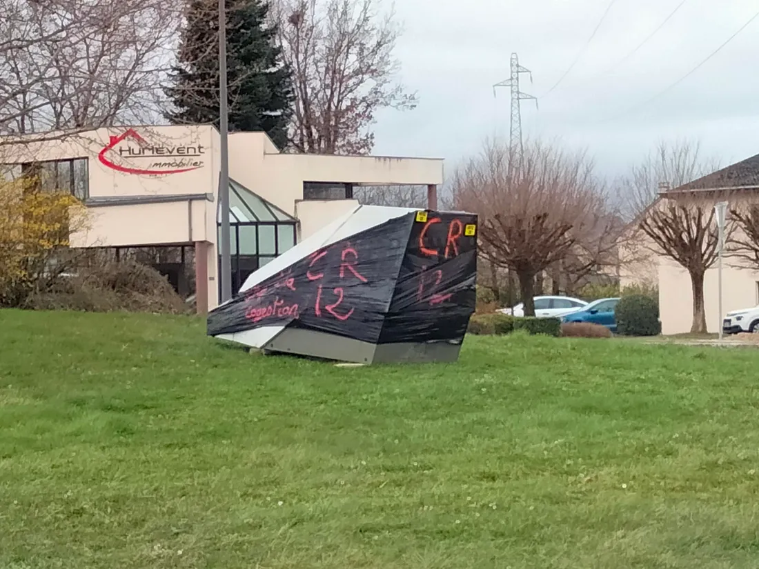 Un radar mobile de l'Aveyron déplacé par les militants de la Coordination rurale.