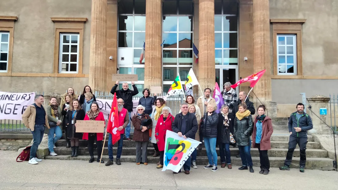 Une vingtaine de personnes manifestait ce mardi 25 mars à Mende