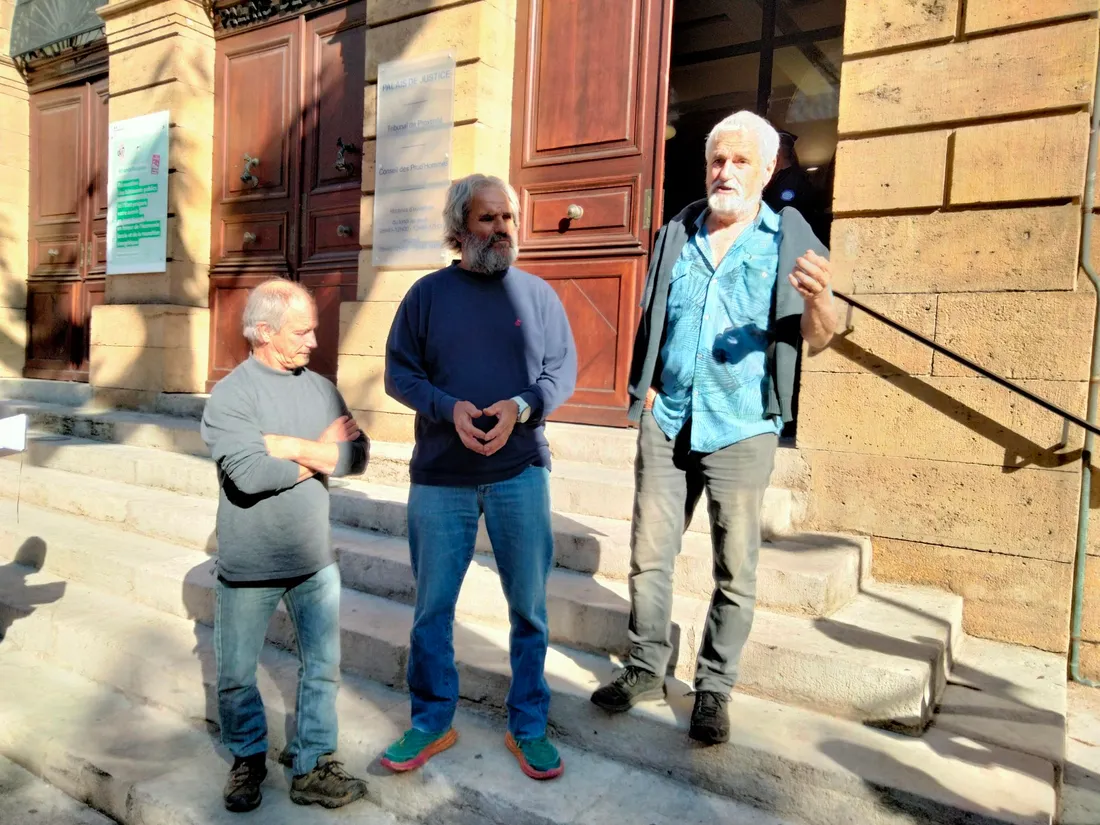 Les trois militants de la Confédération paysanne devant le tribunal de Millau (Aveyron).
